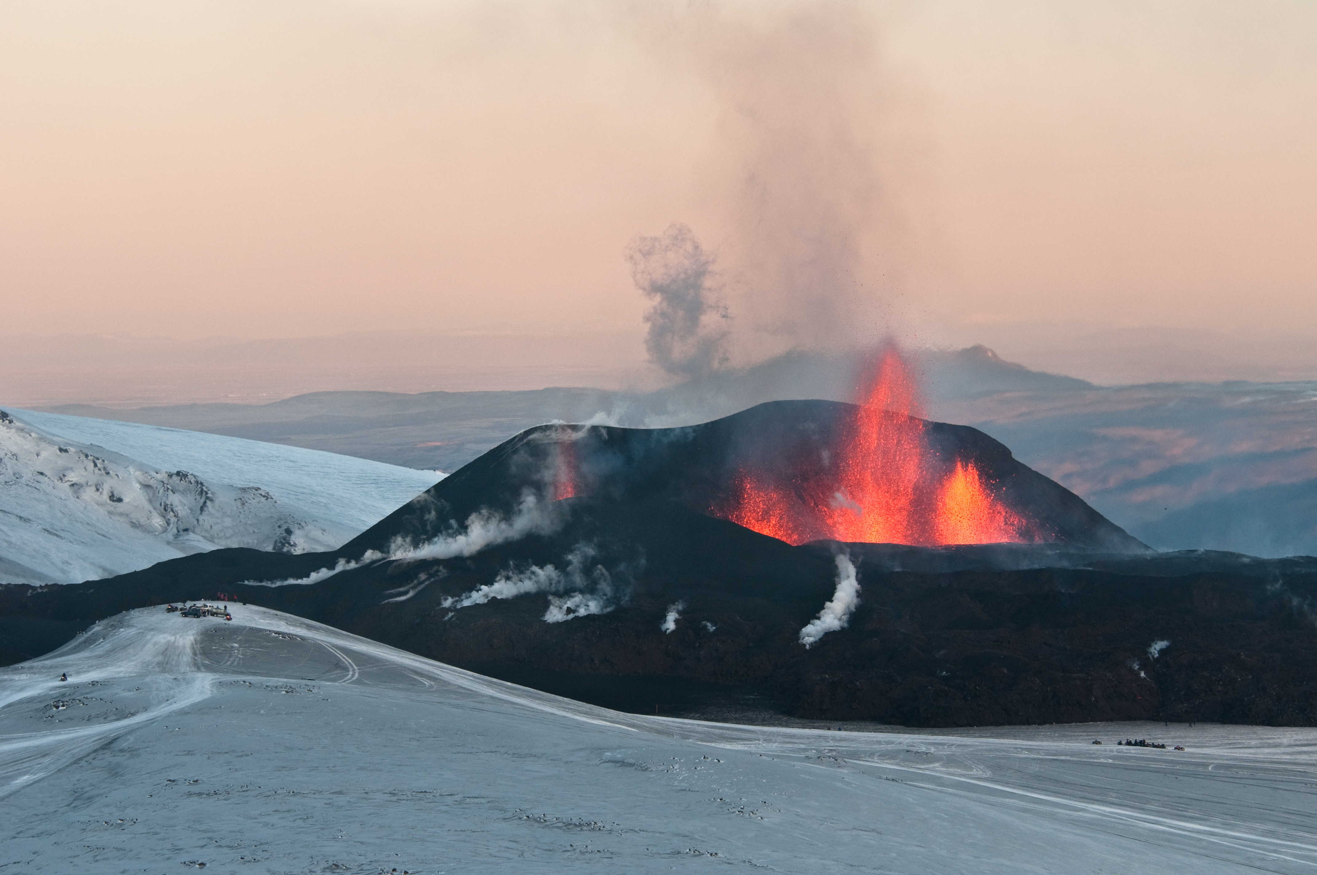 Почему в исландии большое количество вулканов. Вулкан в Исландии Эйяфьятлайокудль. Извержение вулкана эйяфьядлайёкюдль 2010. Вулкан Исландии Эйяфьятлайокудль 2010. Извержение вулкана в Исландии Эйяфьятлайокудль.
